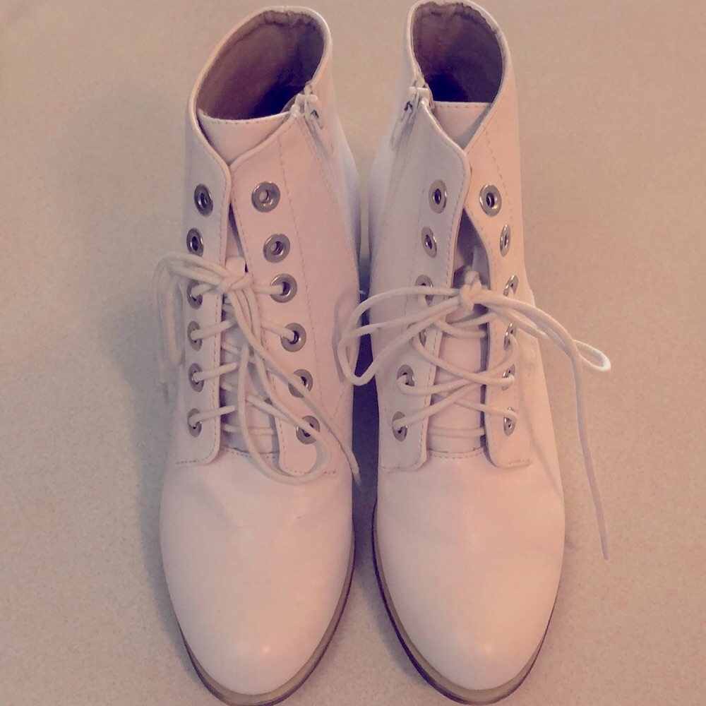 Chase + Chloe white ankle Roy booties size 9. NWOT. 2.5” heel.